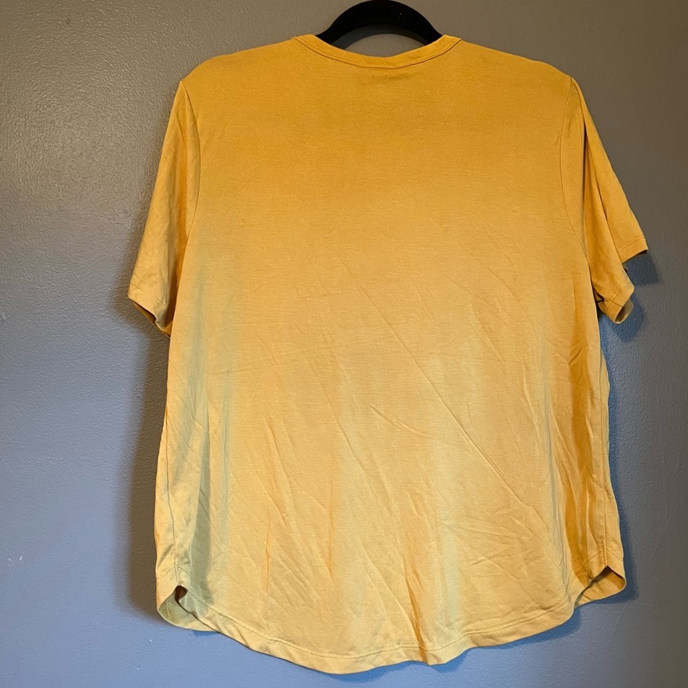 Lot of 2 NWT Universal Thread A New Day Red Gold T-shirt Women’s Tops Ret $30! - Picture 14 of 15